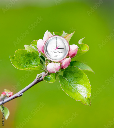 Zifferblatt mit drei Uhr  zur Zeitumstellung auf sommerzeit