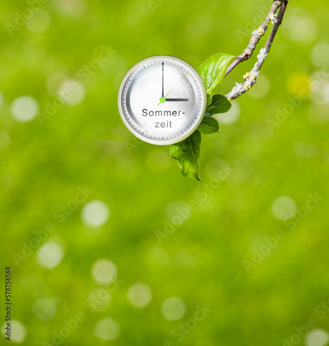 Zifferblatt mit drei Uhr  zur Zeitumstellung auf sommerzeit