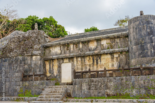 首里城横にある玉陵の石造りの陵墓