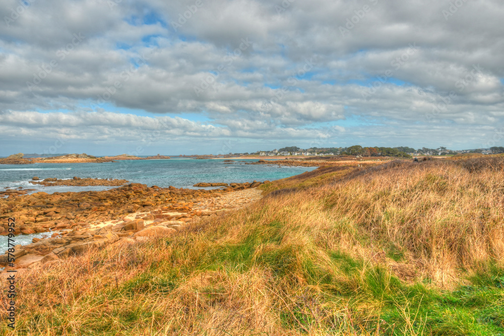 Belle vue sur la côte de granit rose à Landrellec en Bretagne - France Belle vue sur la côte de granit rose à Landrellec en Bretagne - France