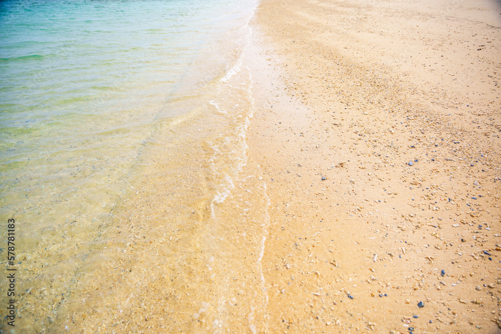 沖縄の透き通った海と浜辺