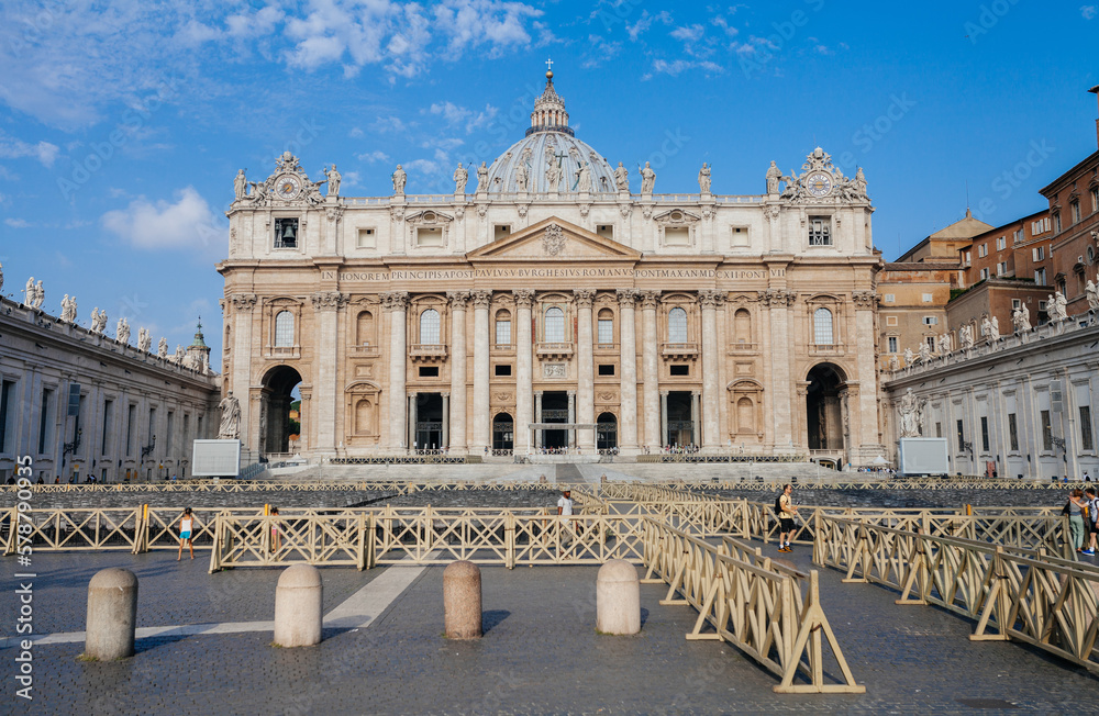 Naklejka premium Tourists walking on Saint Peter square in Vatican