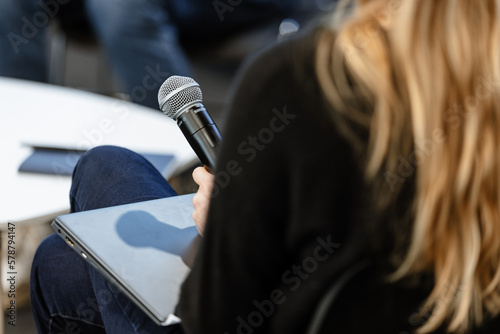 Konstfotografi Femme tenant le micro pendant la conférence