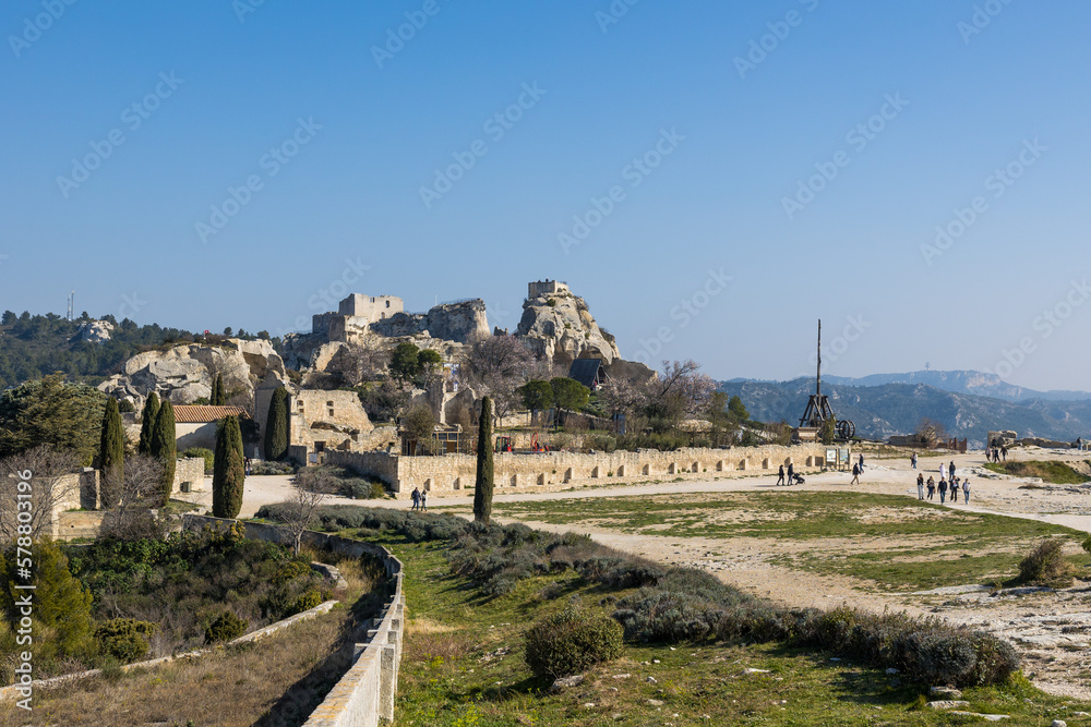Vue sur le Château des Baux-de-Provence depuis l'éperon rocheux