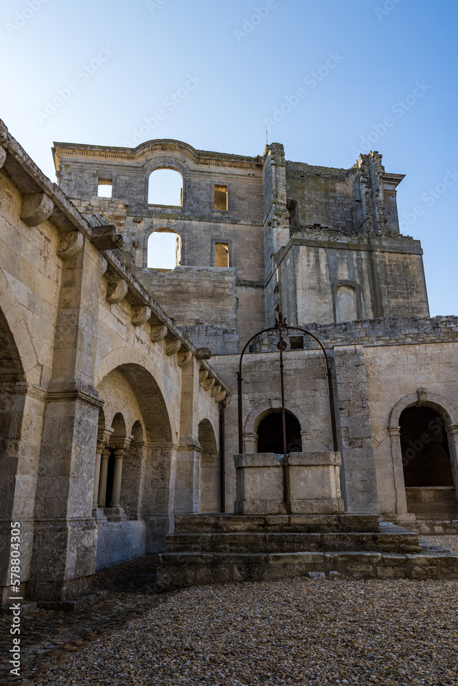Ruines du monastère Saint-Maur de l'Abbaye de Montmajour, construit dans un style classique au XVIIIe siècle
