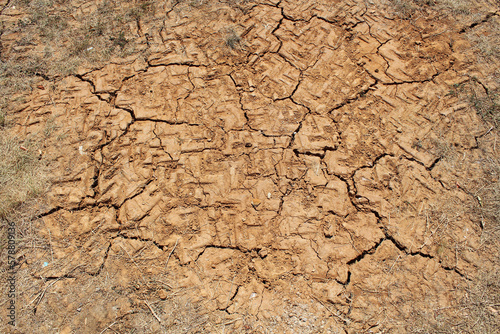 Susza na planecie, popękana gleba z powodu braku wody. 