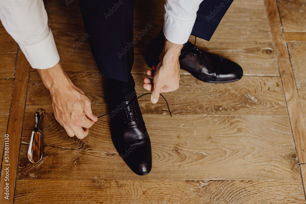 Homme chaussant ses chaussures en cuir noires Stock Photo | Adobe Stock