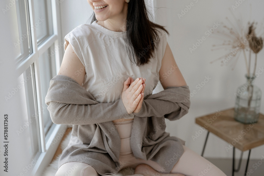 Frau beim Meditieren am Fenster Frau beim Meditieren am Fenster