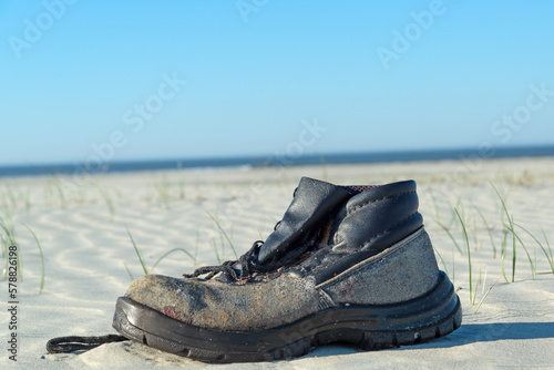 Ein einzelner Stiefel am Strand