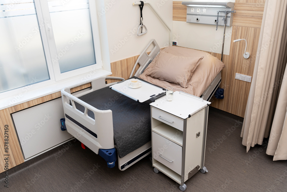 Spacious hospital ward, there is a bed by the window that can be raised and lowered. A comfortable bed for comfortable recovery and rehabilitation. Spacious hospital ward, there is a bed by the window that can be raised and lowered. A comfortable bed for comfortable recovery and rehabilitation.