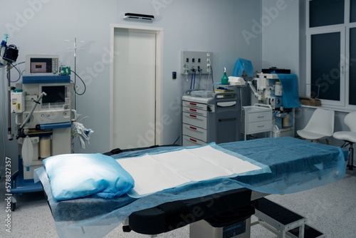 Close-up view of the operating table in the operating room. Equipped ward with important tools and equipment. Concept of professional treatment, professional surgery.