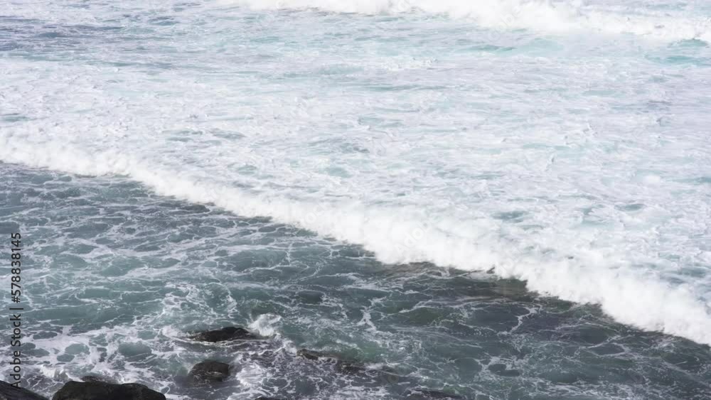 岩場に押し寄せる沖縄の海の白波 国頭村 岩場に押し寄せる沖縄の海の白波 国頭村