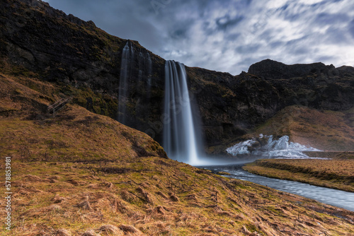 Fototapeta Naklejka Na Ścianę i Meble -  Iceland is a land of striking contrasts and natural wonders, from glaciers and geysers to hot springs and volcanoes. The rugged landscapes and pristine wilderness offer breathtaking views and endless 