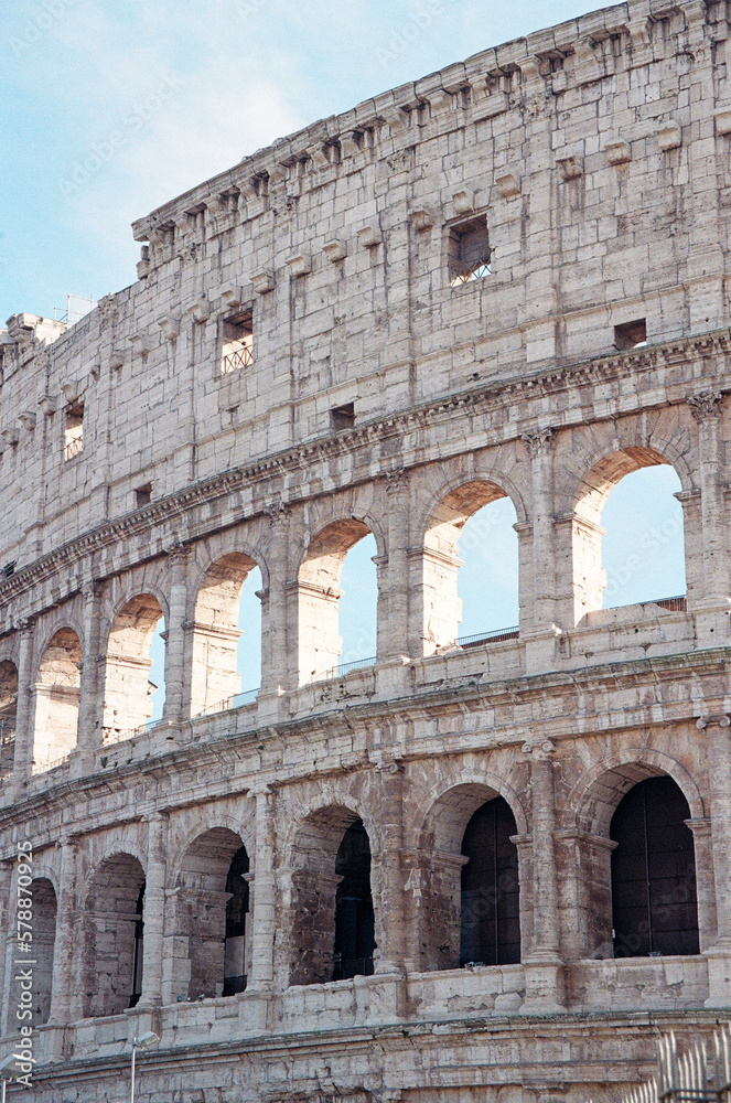 Obraz premium the coliseum in early afternoon light, backlit