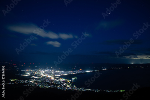 青森県 釜臥山展望台からの光のアゲハチョウ