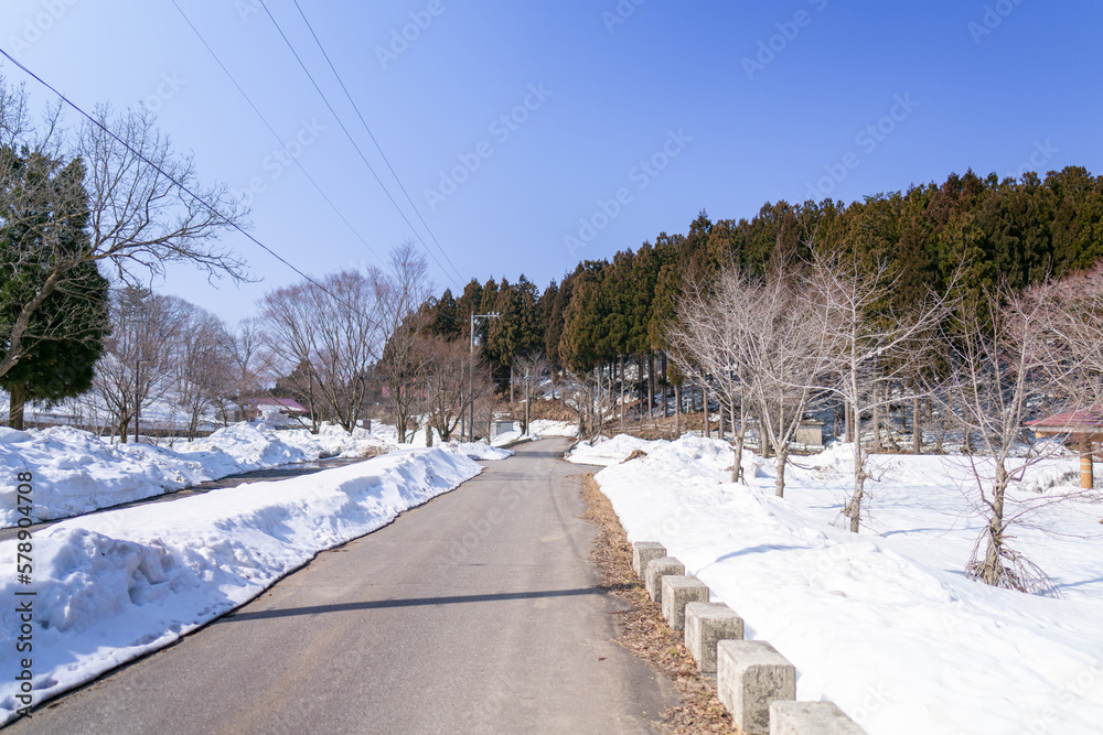 石川県金沢市にある医王山、白兀山を雪山登山している風景 Scenery of snow climbing Mt. Iozen and Mt. Shirahage in Kanazawa City, Ishikawa Prefecture, Japan. 石川県金沢市にある医王山、白兀山を雪山登山している風景 Scenery of snow climbing Mt. Iozen and Mt. Shirahage in Kanazawa City, Ishikawa Prefecture, Japan.