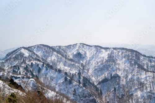石川県金沢市にある医王山、白兀山を雪山登山している風景 Scenery of snow climbing Mt. Iozen and Mt. Shirahage in Kanazawa City, Ishikawa Prefecture, Japan. 