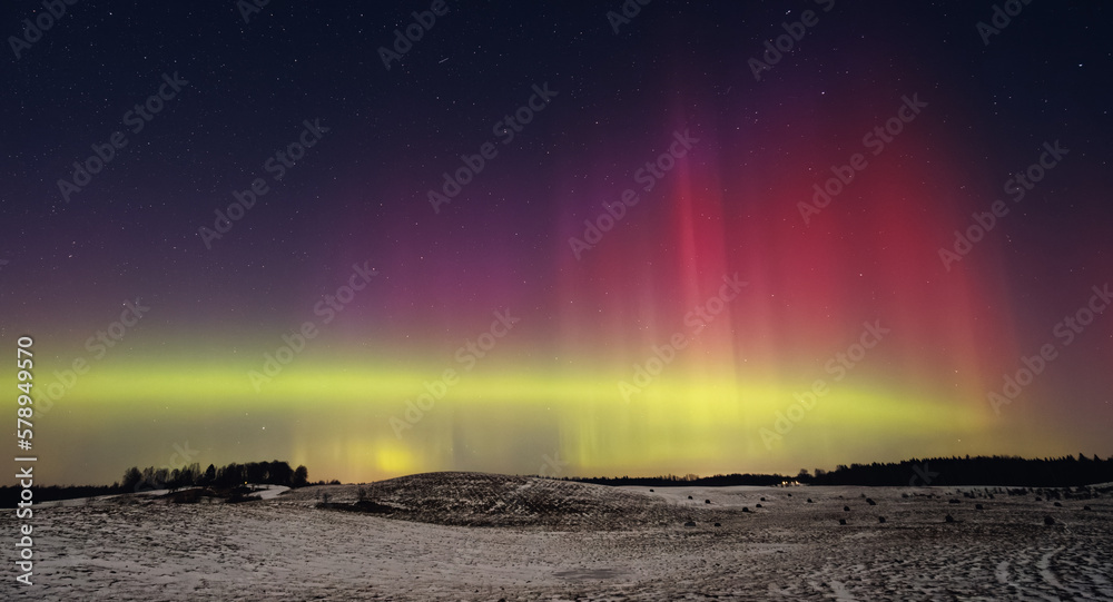 Northern lights - Aurora borealis dancing in the night sky.
