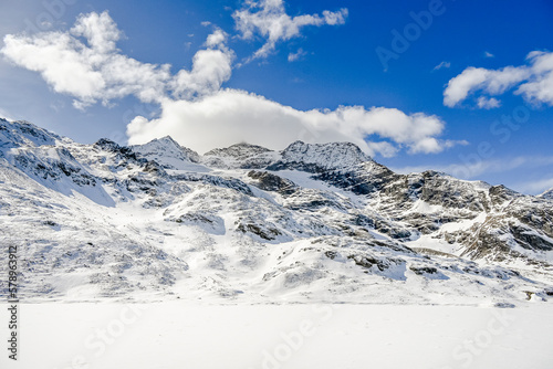 Bernina, Lago Bianco, Cambrena, Gletscher, Alpen, Graubünden, Winter, Schneedecke, Berninaexpress, Berninapass, Zugfahrt, Wintersport, Eis, Stausee, Schweiz photo