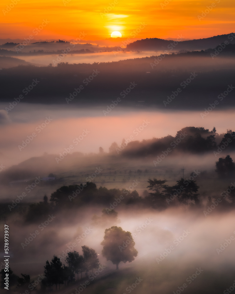 Obraz premium Beautiful sunrise in the hill with foggy and city in northern of thailand (Phetchabun province)