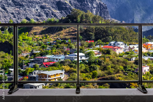 Balcon vitrée avec vue sur Cilaos, île de la Réunion 