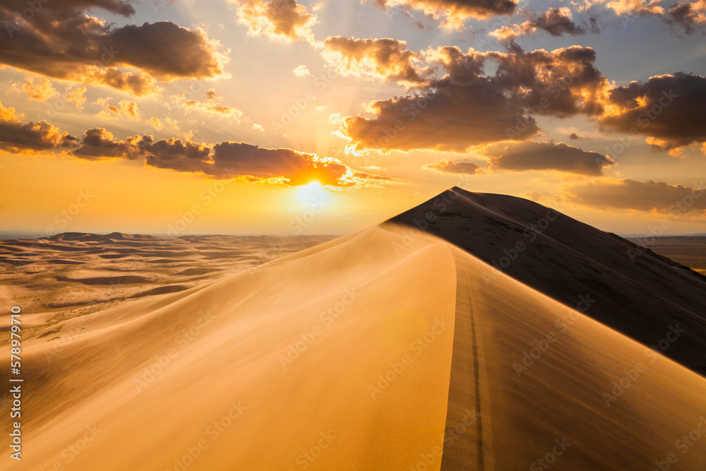 Sunset over the sand dunes in the desert. Arid landscape of the Sahara desert. - obrazy, fototapety, plakaty 