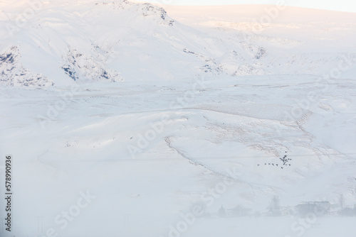 imagen de paisaje con una montaña nevada  © carles