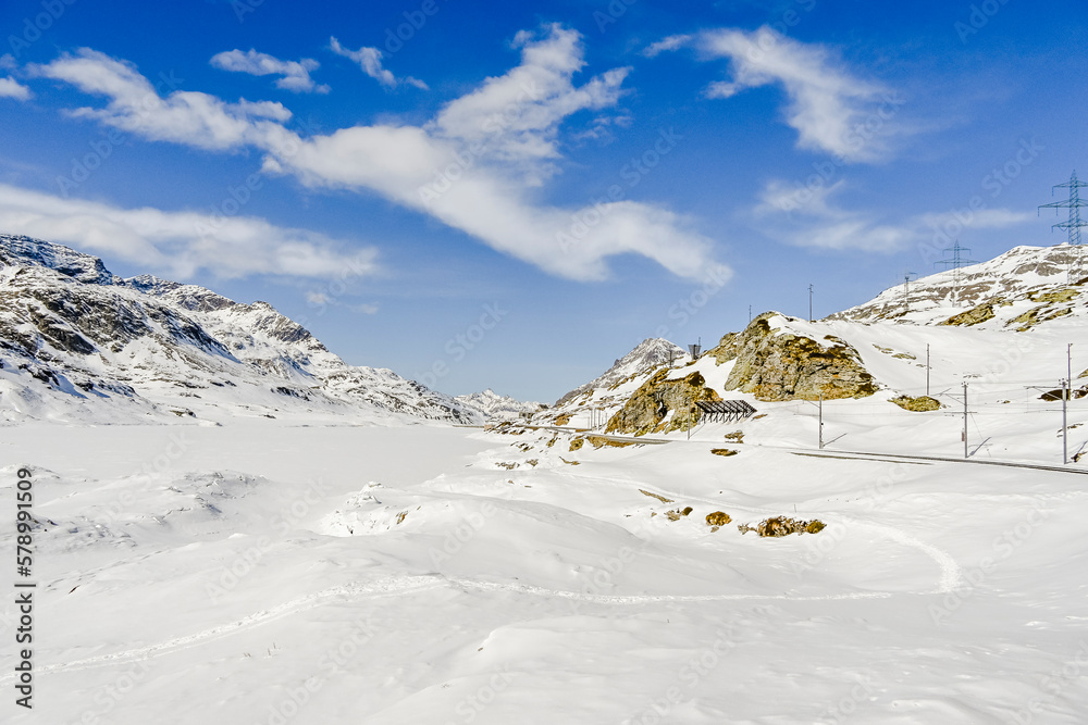 Bernina, Lago Bianco, Alpen, Graubünden, Winter, Schneedecke, Bernina-Express, Berninapass, Zugfahrt, Zugreise, Wintersport, Eis, Stausee, Schweiz