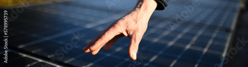 Banner für Solaranlagen: Handwerker Hand zeigt auf Solar Panels 2023. Sonnenstrom durch günstigen KfW Kredit von der Bank nachhaltig erzeugen © Sven Böttcher
