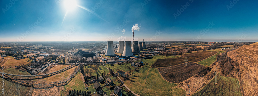 Elektrownia Łaziska na Górnym Śląsku w Polsce w piękny słoneczny zimowy dzień.