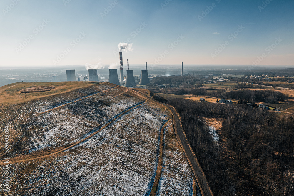 Największa w Europie hałda odpadów z kopalni węgla kamiennego. Hałda Skalny w Łaziskach Górnych na Śląsku w Polsce, zimą z lotu ptaka.