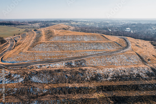 Hałda odpadów kopalnianych na Śląsku w Polsce, zimą z lotu ptaka. Łaziska Górne Hałda Waleska