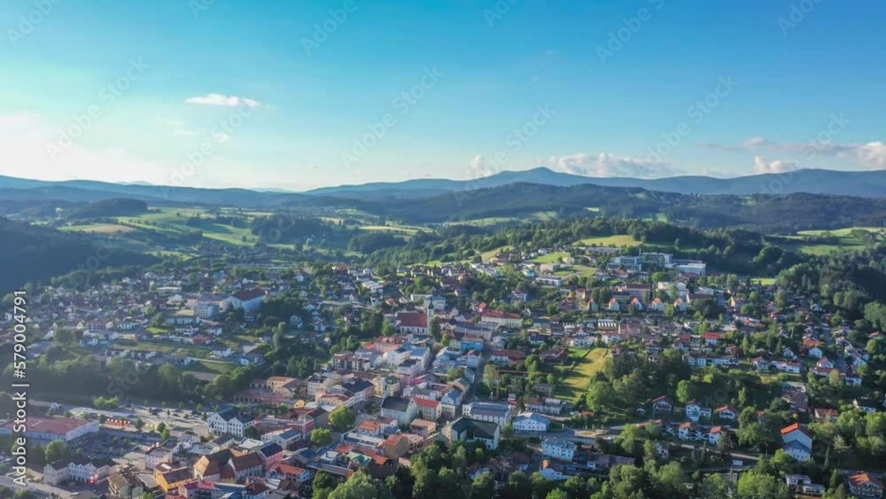 Filmmaterial der Stadt Grafenau im bayerischer Wald Niederbayern Bayern mit Berge Landschaft im Sommer und blauen Himmel in Deutschland Filmmaterial der Stadt Grafenau im bayerischer Wald Niederbayern Bayern mit Berge Landschaft im Sommer und blauen Himmel in Deutschland