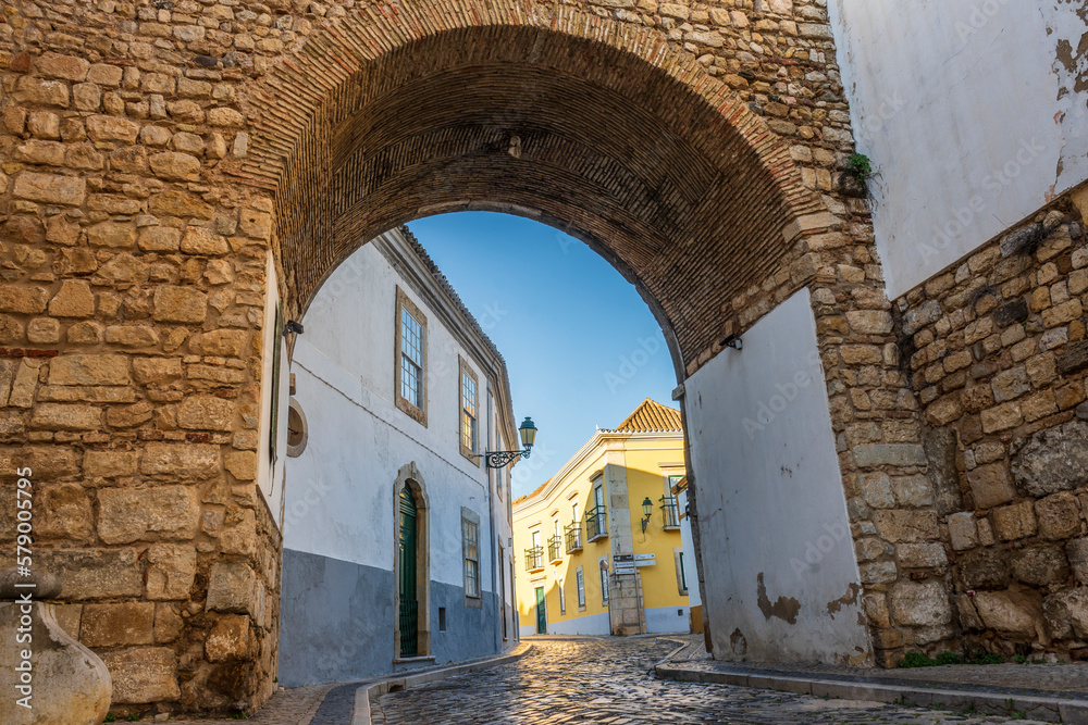 Obraz premium Resting Arch in medieval walls is one of 4 entrances to the old town in Faro, Algarve, Portugal