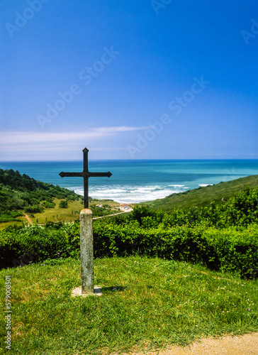 Croix devant la plage de Bidart
