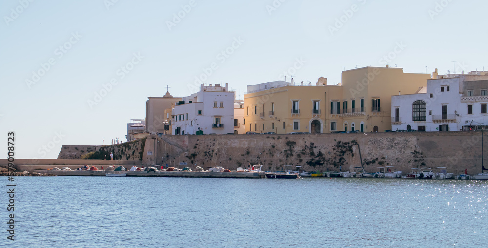 Muralla y casco antiguo de Gallipoli en Italia. Vista del puerto pesquero y de las casas rodeadas de las antiguas murallas defensivas de la isla.