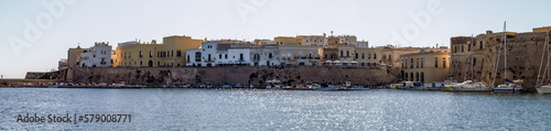 Muralla y casco antiguo de Gallipoli en Italia. Vista del puerto pesquero y de las casas rodeadas de las antiguas murallas defensivas de la isla.