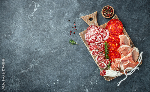 Foto Italian prosciutto, cured pork meat on cutting board, Spanish tapas wine