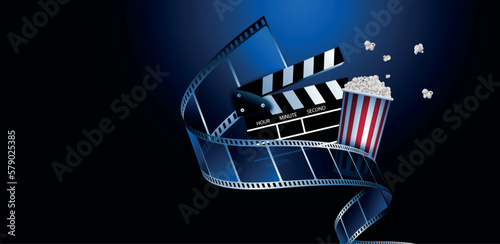 concetto spettacolo, cinema, ciak con pellicola cinema e pop corn, su sfondo blu