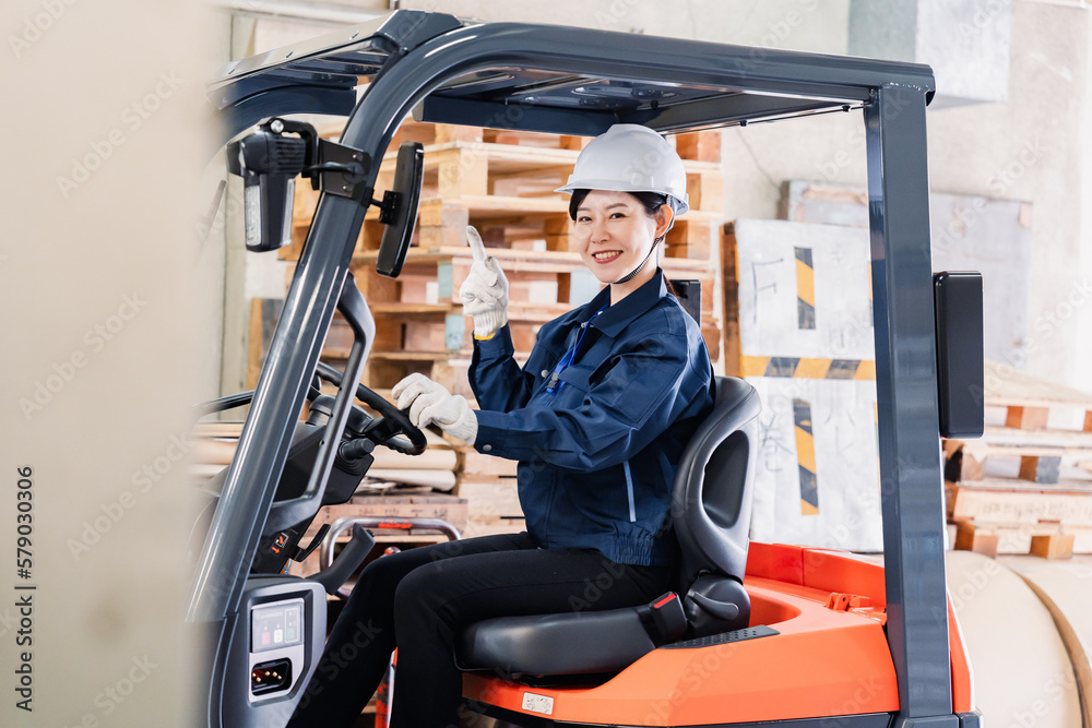 Naklejka premium 重機を操縦する女性作業員
