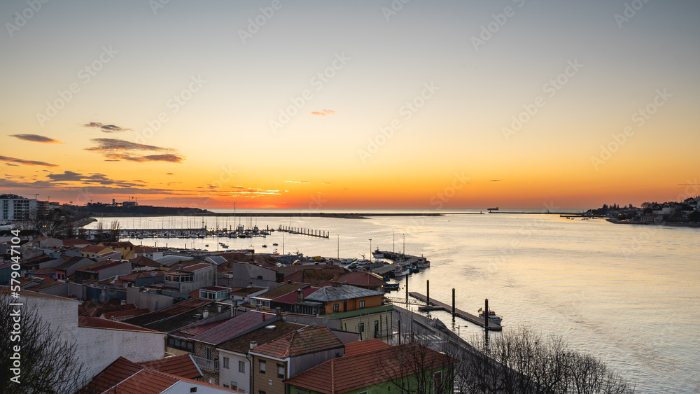 Fototapeta premium Sunset at the harbour in Porto, Portugal.