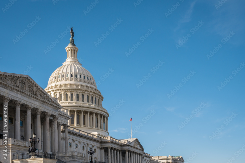 Naklejka premium United States Capitol Dome with bright blue sky in background with copy space.