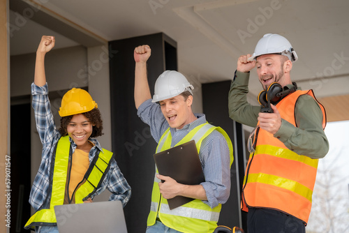 Φωτογραφία Team of architects and colleagues of various nationalities smile happily at success