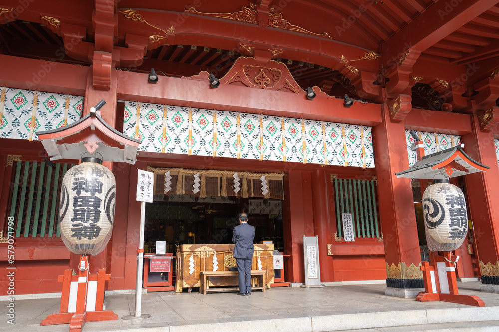 神聖な神田明神に祈りを捧げる