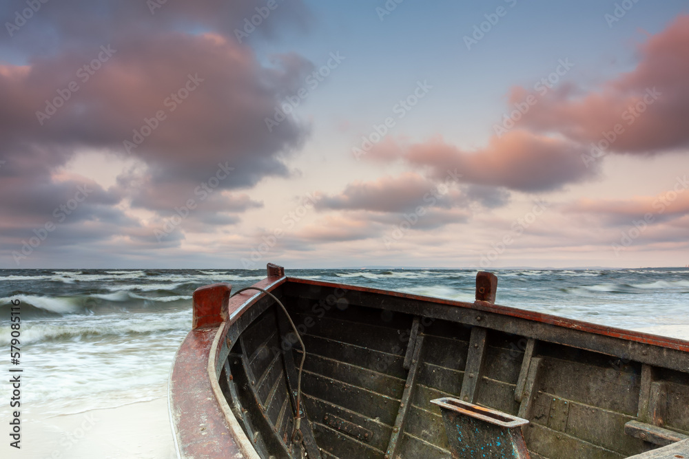Boot am Strand, Wellen und Meer Boot am Strand, Wellen und Meer