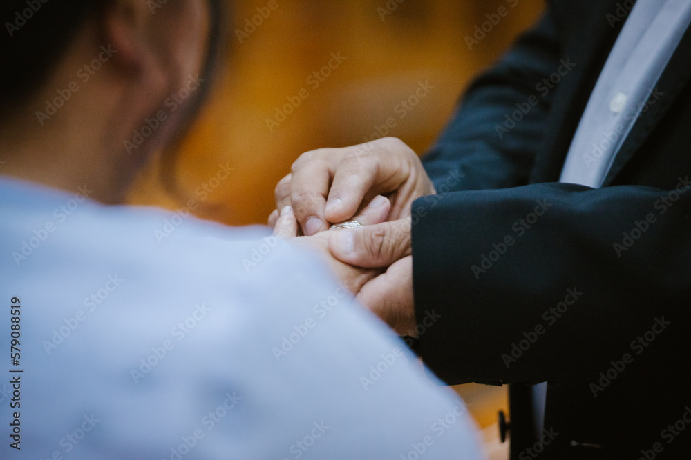 Obraz premium Novio pone anillo a su novia en su boda