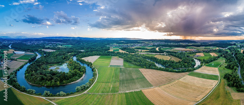 Panorama der Reuss mit ihren Schlaufen im Gebiet Bremgarten-Eggenwil. Dramatischer Himmel mit einer aufziehenden Gewitterfront.