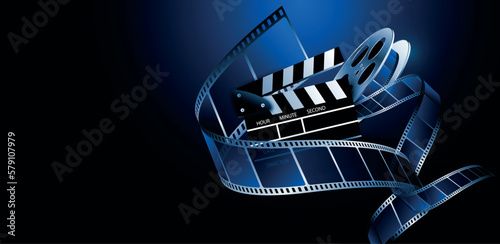 bobina cinema con pellicola, spettacolo, film, su sfondo blu	
