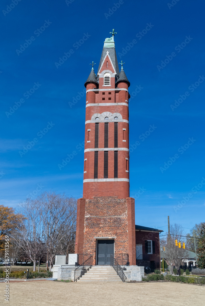 Salisbury, Carolina del Norte, Usa. November 26, 2022: Bell tower with blue sky and autumn trees.