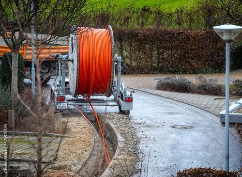 Netzausbau, auf der Baustelle wird Glasfaserkabel verlegt, für schnelleres Internet. photo